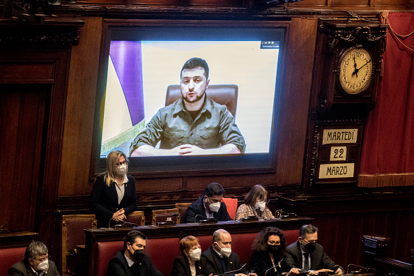 イタリアの議会でビデオ演説するゼレンスキー大統領 Photo by GettyImages
