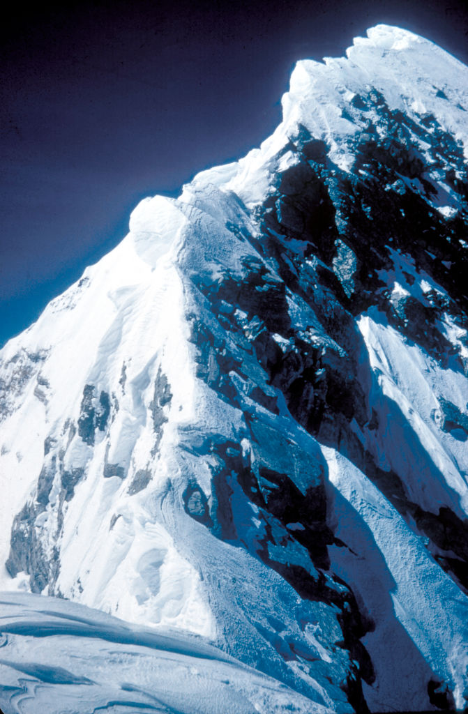 【写真】ヒラリー・ステップから見たエベレスト山頂