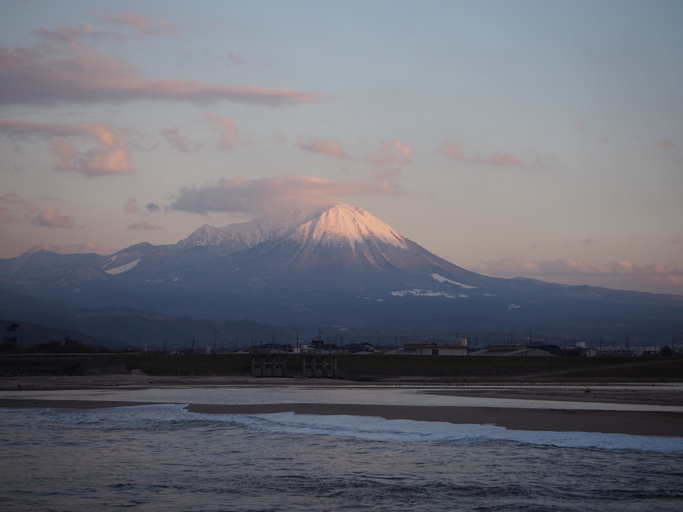 【写真】海岸から見る大山