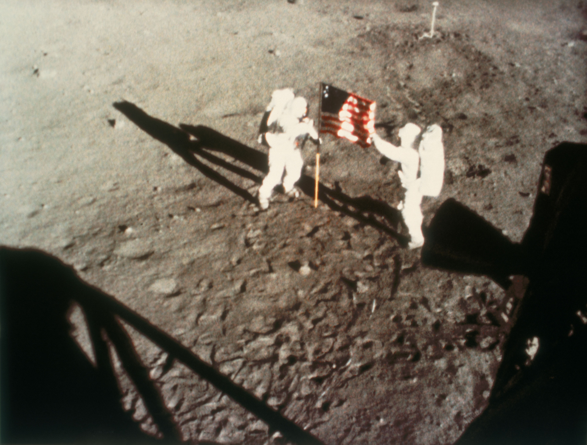 【写真】月面にアメリカ国旗をたてるアームストロングとオルドリン