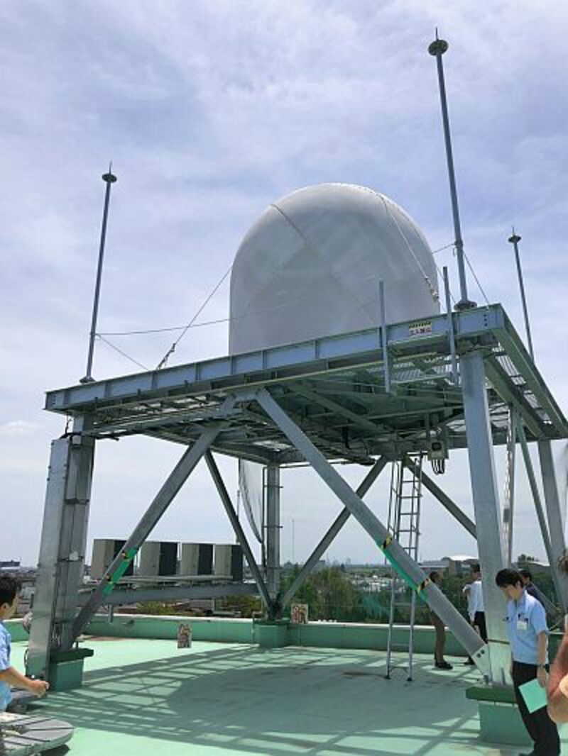 埼玉大学の屋上に設置されたMP-PAWR （アンテナ部は雨風を避けるためのドームをかぶっている。）