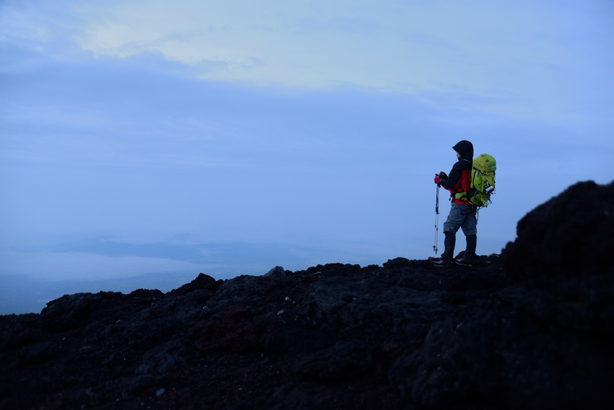 【写真】富士山頂にたたずむ登山者