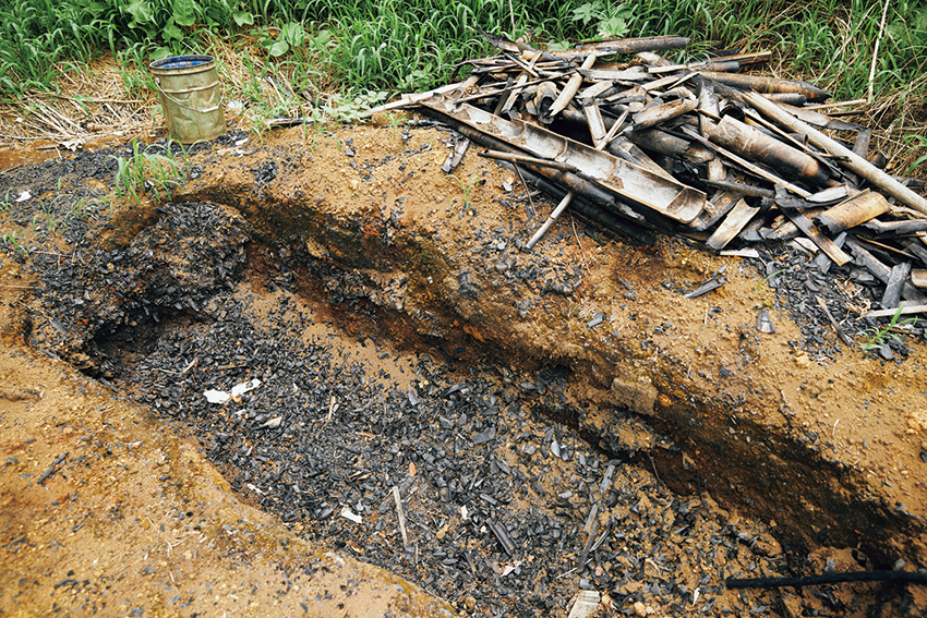 竹を炭く設備は、穴の形など、熱伝導率を高めるために試行錯誤を重ねている。