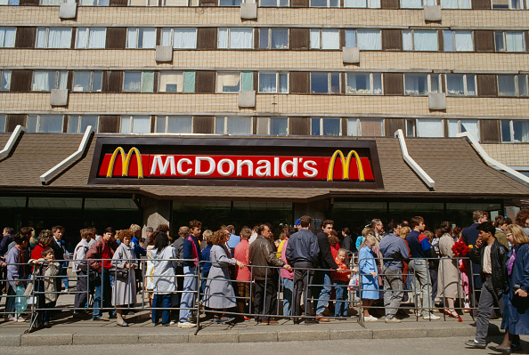 モスクワにあるマクドナルドに並ぶ人たち（Photo by gettyimages）
