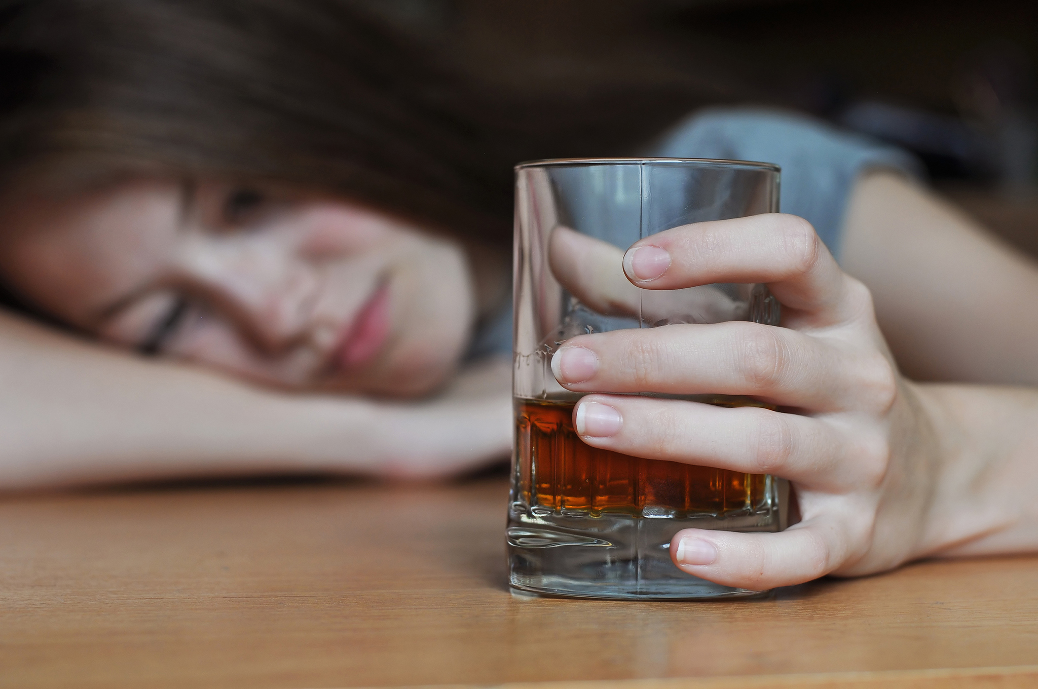 女性とアルコール飲料