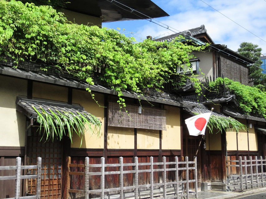 5月5日、老舗旅館「柊家」は菖蒲とヨモギで屋根を葺き、お風呂には菖蒲を浮かべる。撮影／秋尾沙戸子
