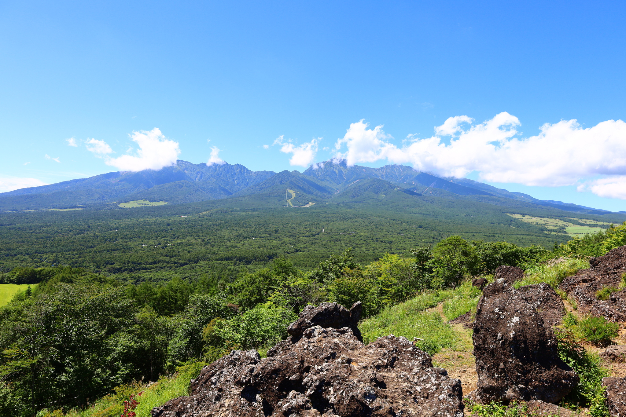 【写真】ナウマンがフォッサマグナを見出した長野県南牧村平沢峠付近獅子岩からの眺望