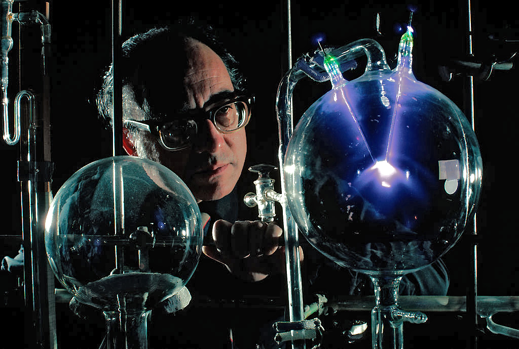 【写真】スタンリー・ミラーと放電実験に使われた装置