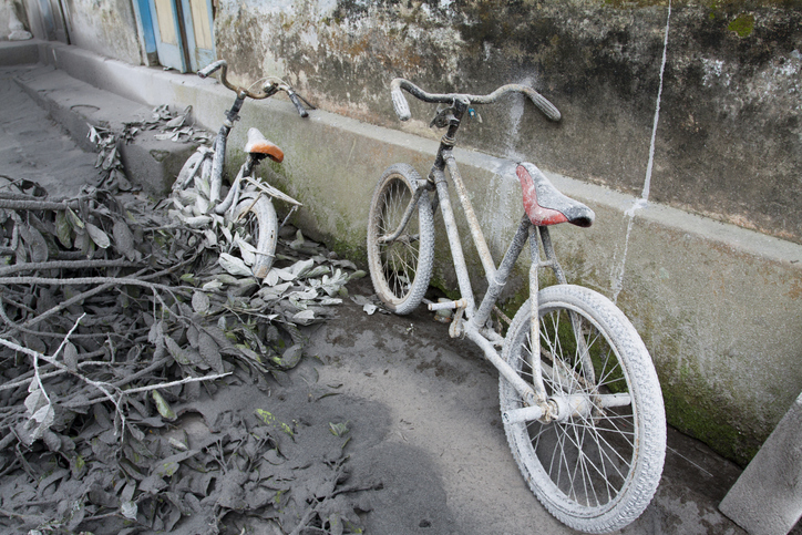火山灰で覆われた自転車（インドネシア）／Photo by gettyimages