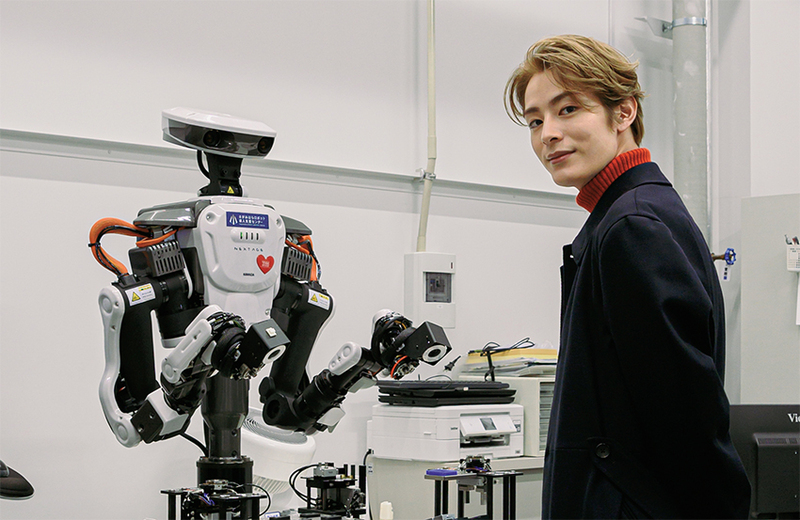 俳優・塩野瑛久が故郷の「ロボットのまち」で「未来の道具の可能性」を知る