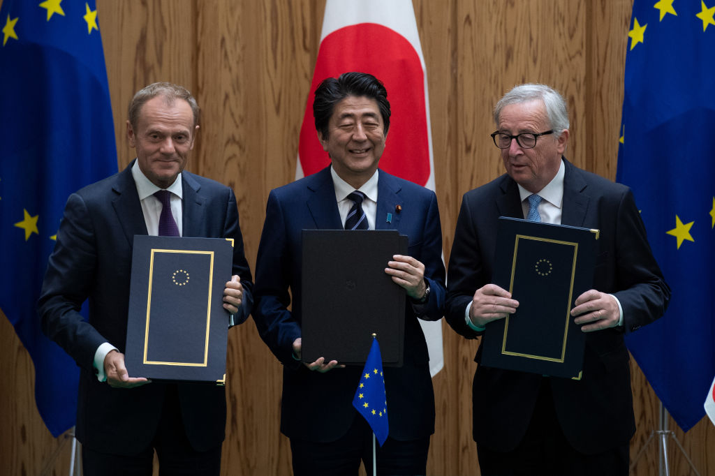 [写真]EPAに署名した安倍首相（中央）とEUのトゥスク大統領（左）、ユンカー欧州委員会委員長（右、Photo by GettyImages）