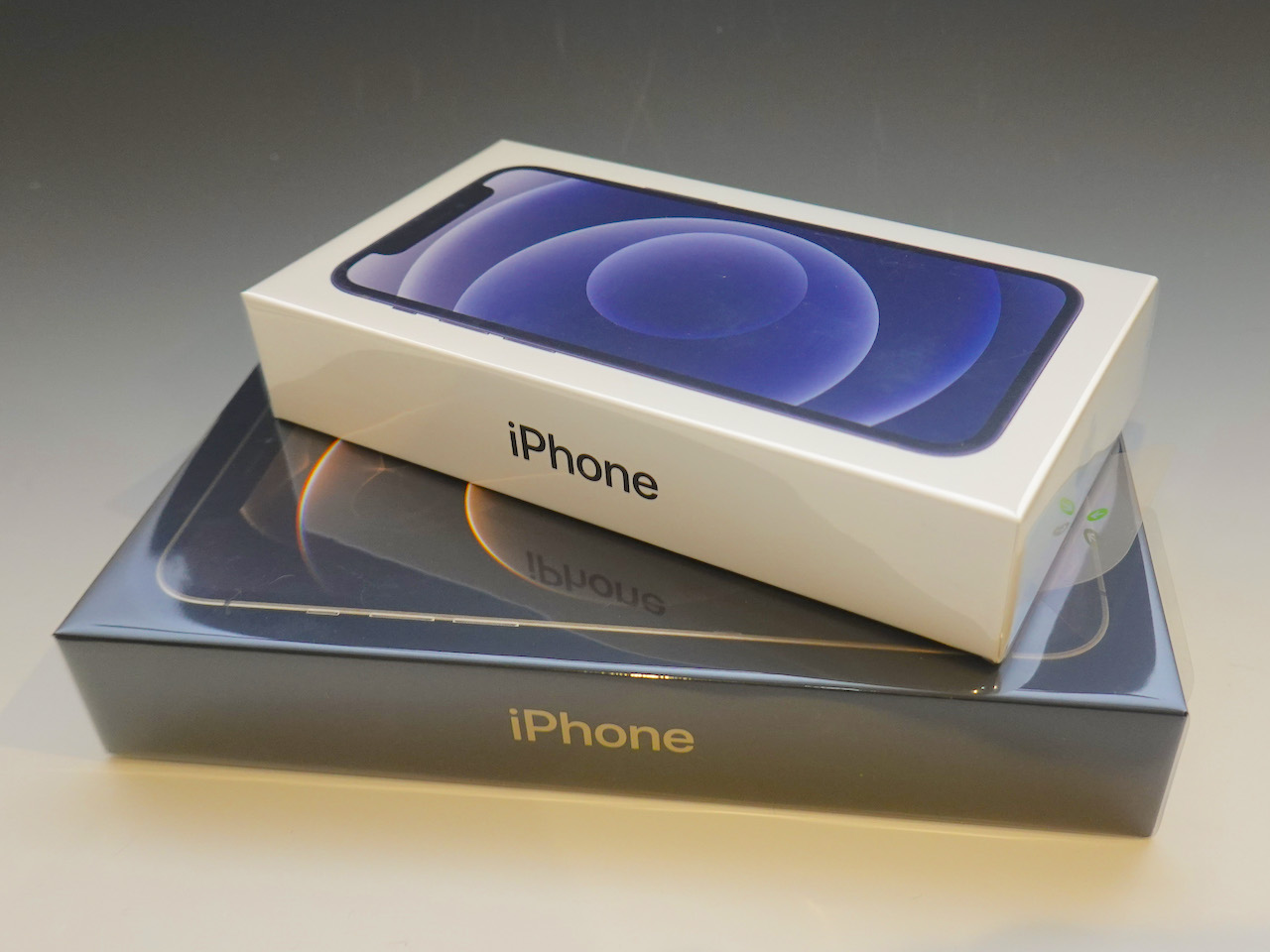 【写真】iPhone 12 miniとiPhone 12 Pro Maxの箱