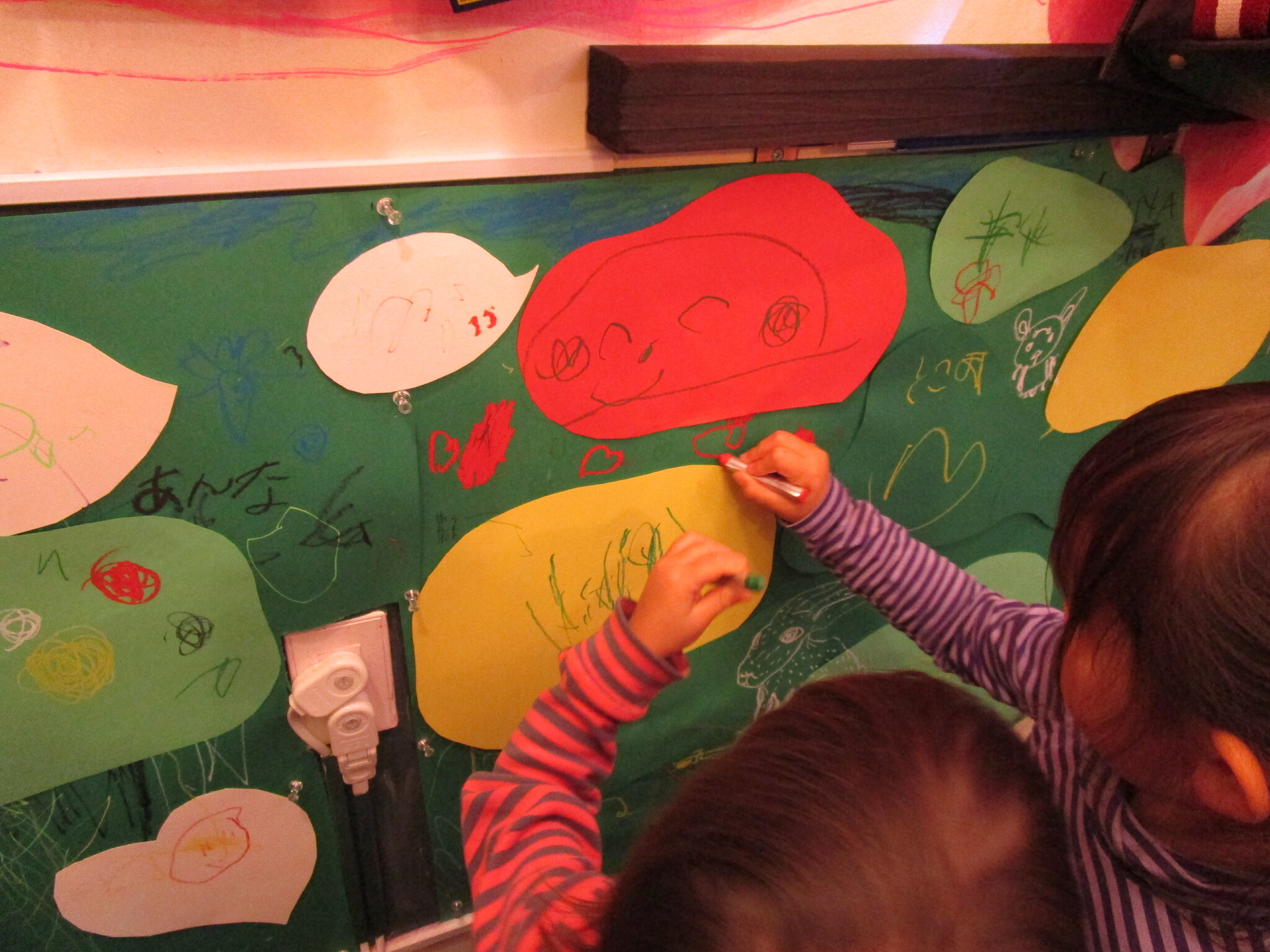 [写真]落書きコーナーでは子供たちが思い思いの絵を描く（提供：鳥居賞也氏）