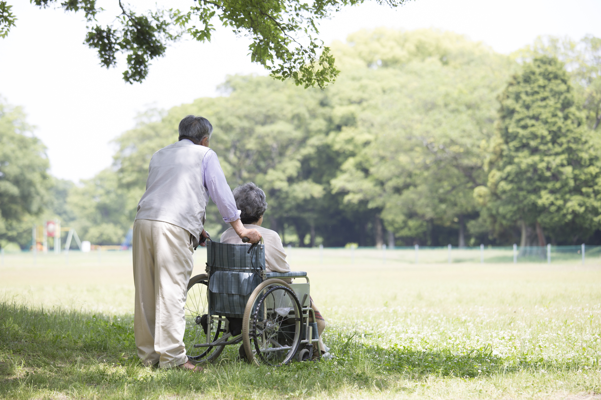 【写真】車椅子で介護を受ける高齢者