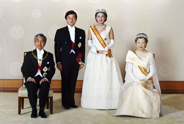 皇后雅子さまのホワイトドレスが「希望」の象徴であり続ける理由（松本 英恵） | FRaU