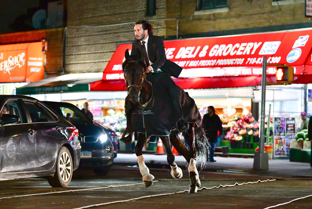 『ジョン・ウィック：パラベラム』の撮影で馬を乗りこなすキアヌ（2018年）〔PHOTO〕Getty Images