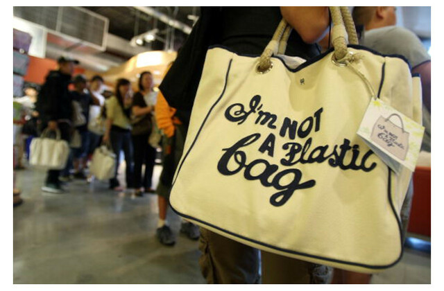 社会現象にもなったエコバッグ「I'm NOT A Plastic Bag」の現在 | FRaU