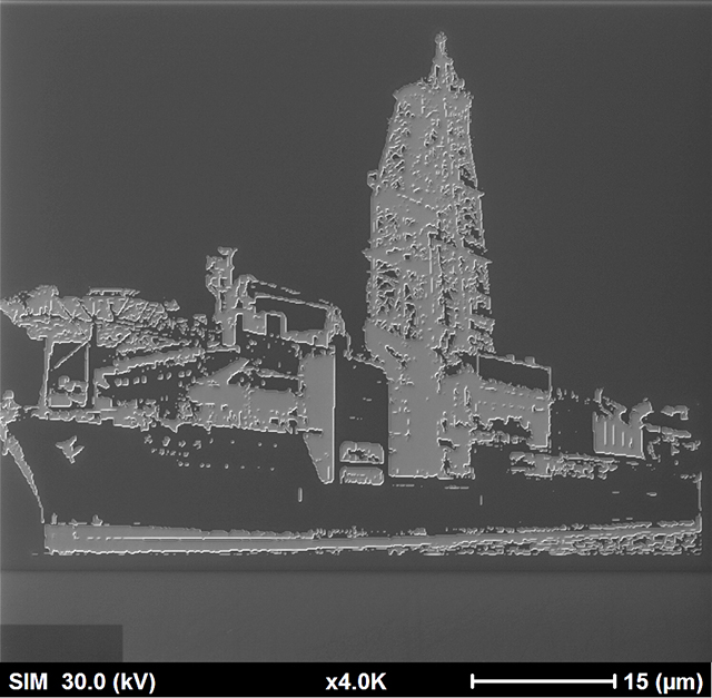 【写真】全長約70ミクロンで描かれた地球深部探査船「ちきゅう」