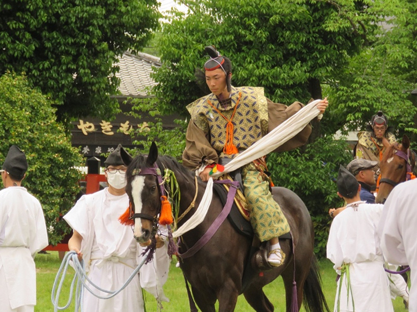 乗尻（騎手）は舞楽の装束の上から菖蒲とヨモギを腰に巻き付けている。撮影／秋尾沙戸子