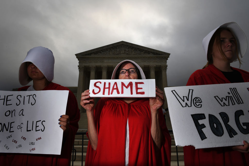 [写真]米最高裁を取り囲んだ女性たち（Photo by GettyImages）