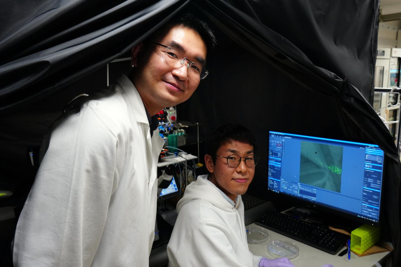 【写真】実験中の浜田省吾さん（左）、学生の熊谷壮太さん
