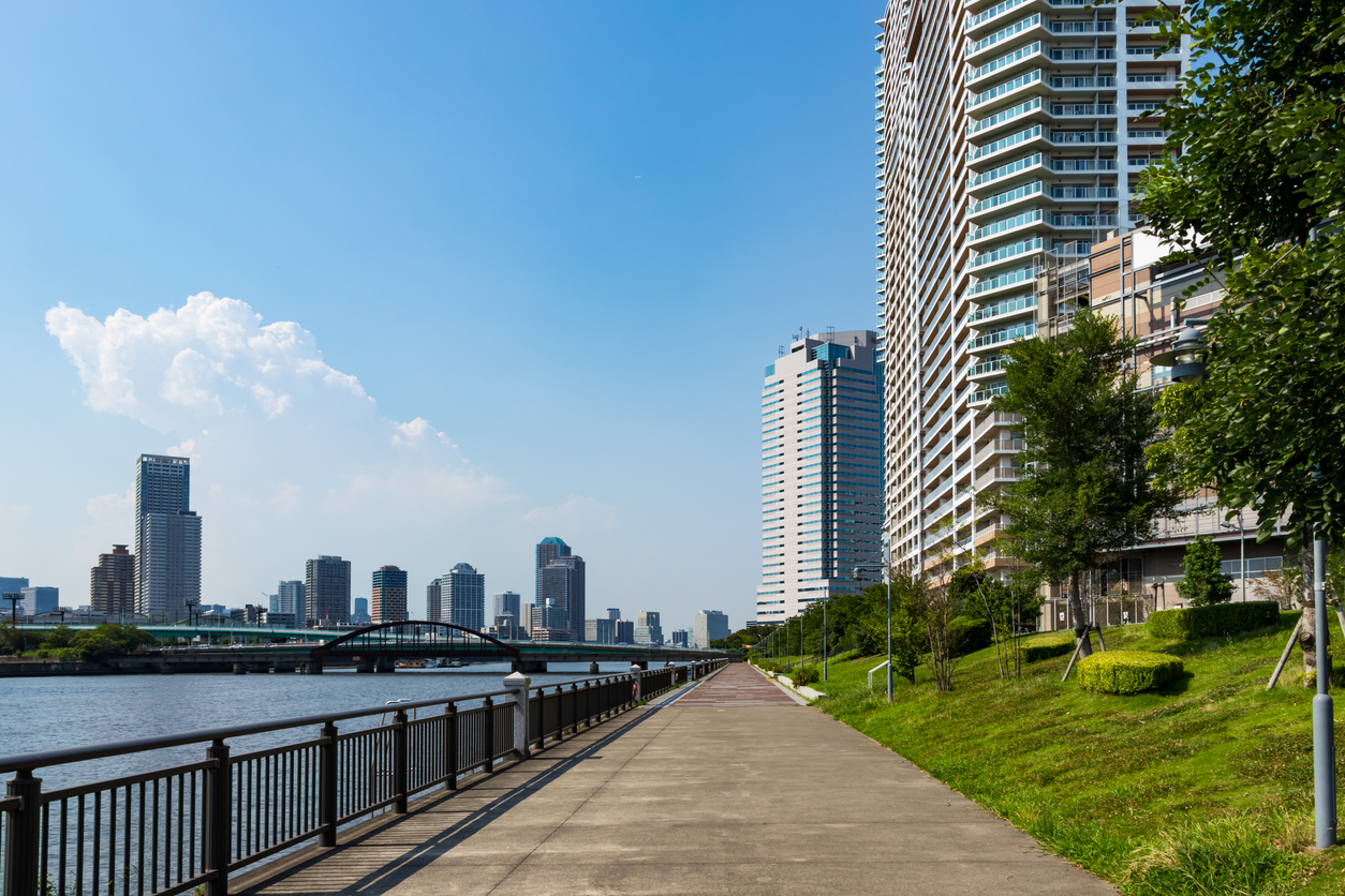 東京都豊洲運河周辺の風景。都市と川は私たちの生活に結びついている（画像はイメージです）Photo by iStock