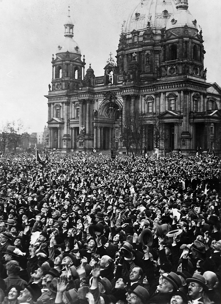 【写真】ナチスの台頭。1932年群衆の前で演説するヒトラー