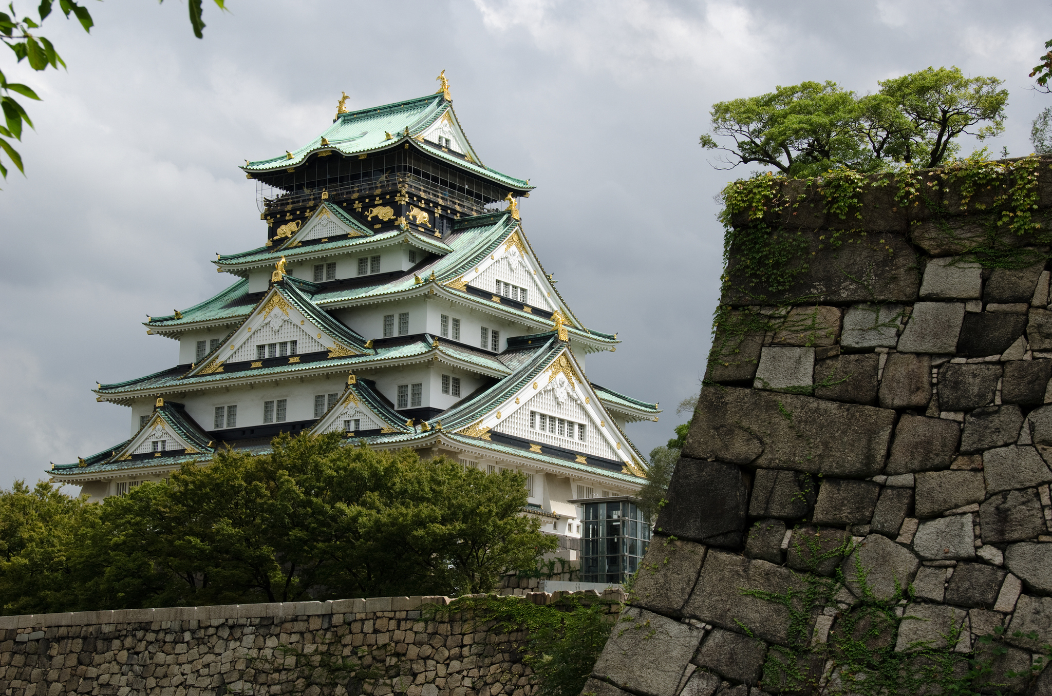 【写真】大阪城の石垣は、小豆島産の花崗岩