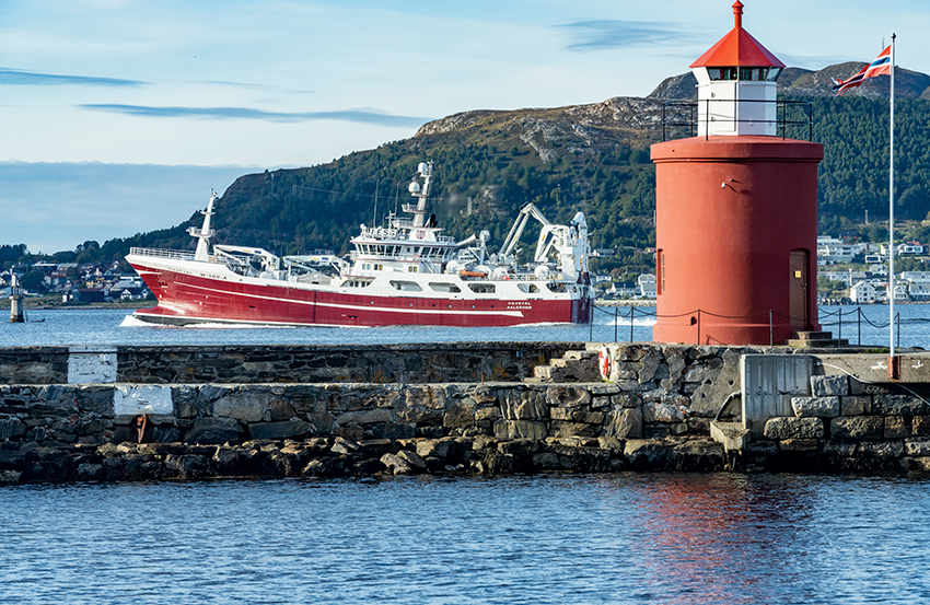 オーレスンの町から出港するのは大型のサバ漁船。近代的な船をはじめ、働き方や待遇のよさで漁師は若い世代の憧れの職業に。人材育成の充実を図り、ノルウェーの水産業を持続可能なものにしている。
