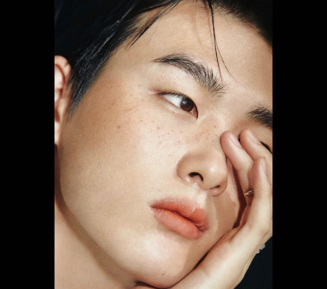 そばかす顔のメンズモデルのキム・ジンゴンも起用。そばかすを生かしたメイクが可愛いという声も。ジェンダーレスな展開もおもしろい。写真/『LAKA』公式instagramより