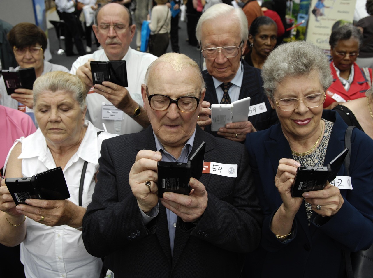 [写真]イベントで「脳トレ」ゲームのに興じるアメリカの高齢者たち。「脳を鍛える」老化防止策は、もはや世界的なムーブメントだ（Photo by GettyImages）